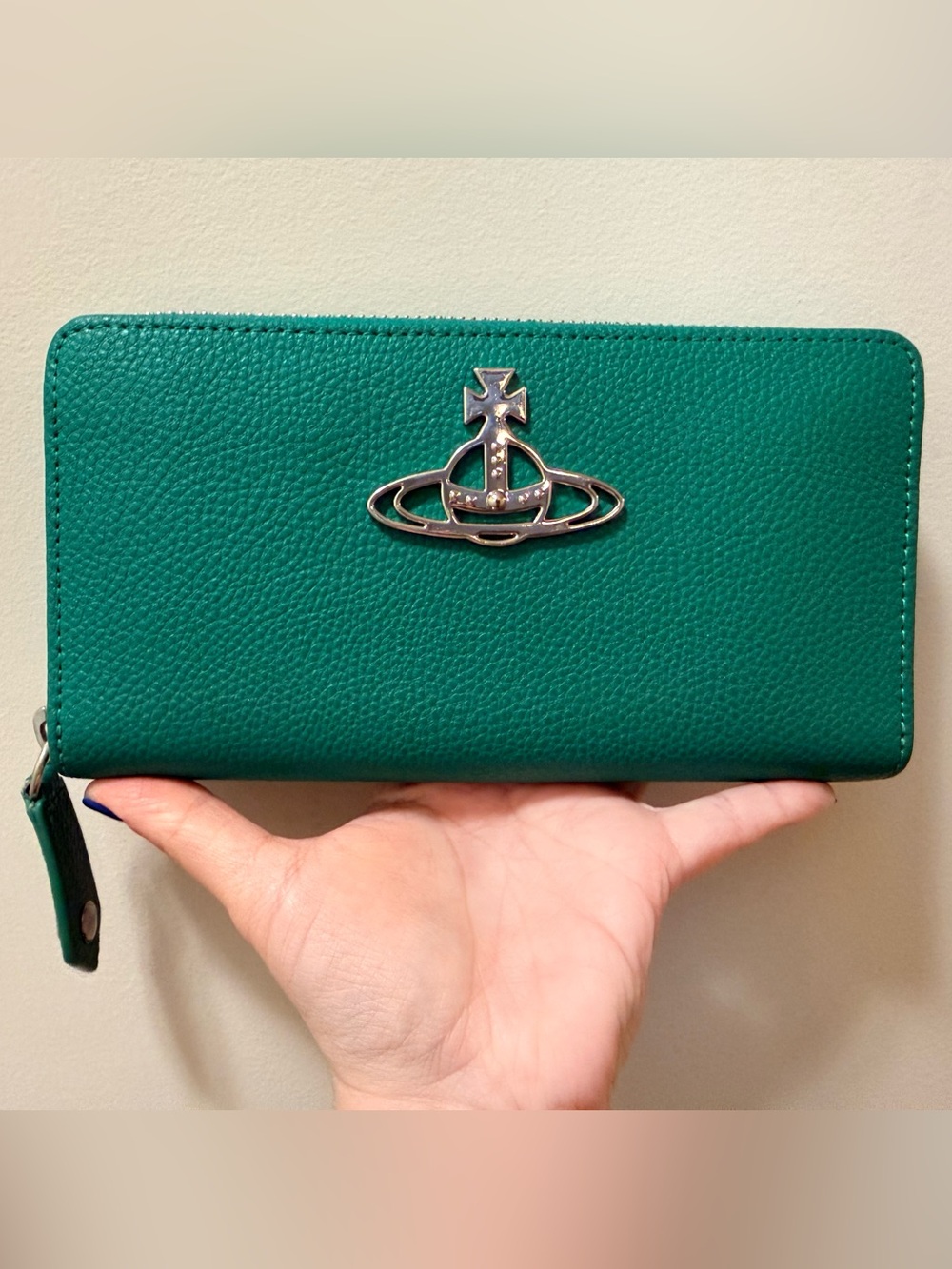 *Pretty* Authentic Vivienne Westwood - Zippy Wallet with box!